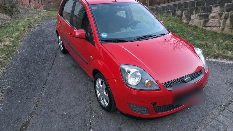 Gebraucht Ford Fiesta 81 PS (59 kW) 2006 Rot Kleinwagen