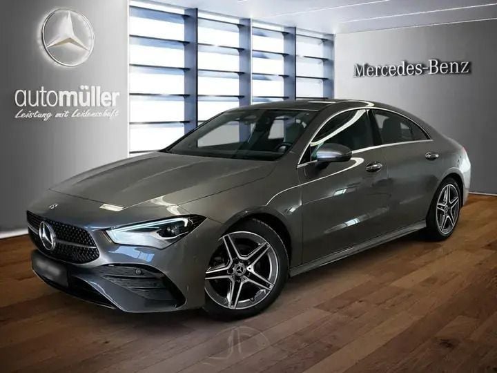 Metalliclack mountaingrau Gebraucht 2024 Mercedes CLA180 AMG Limousine | 31.980 € (Fairer Preis) - Bild 1/4