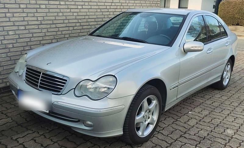 Silber Gebraucht 2004 Mercedes C200 Limousine | 3.699 € - Bild 1/4
