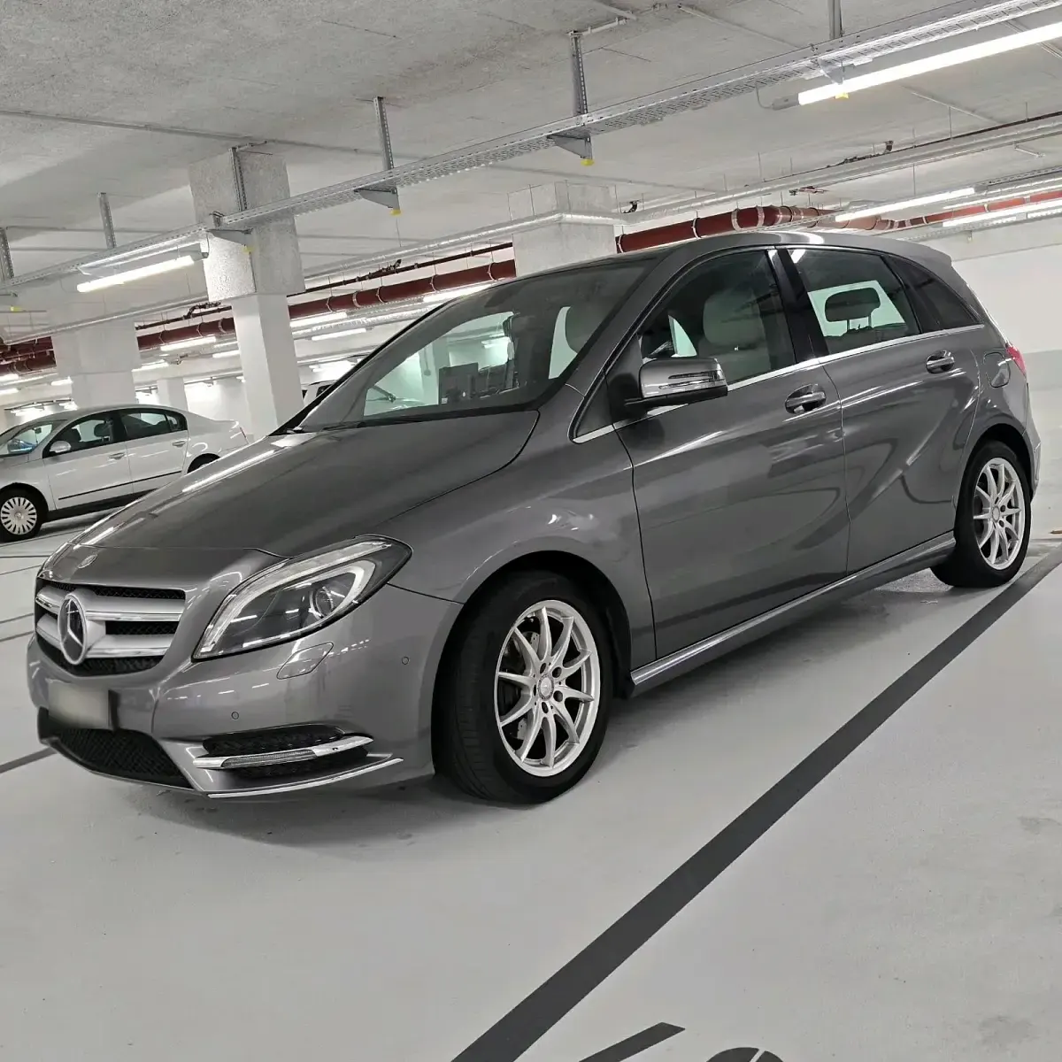 Gebraucht Mercedes B180 109 PS (80 kW) 2013 Grau Kleinwagen