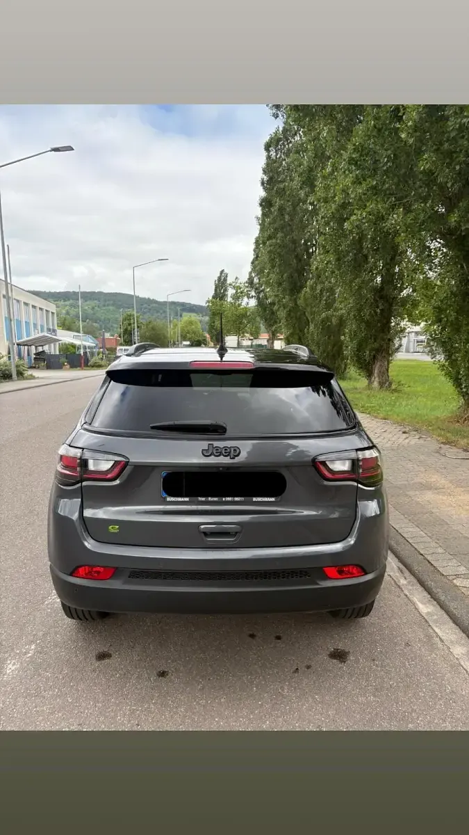 Gebraucht Jeep Compass 131 PS (96 kW) 2022 Grau SUV