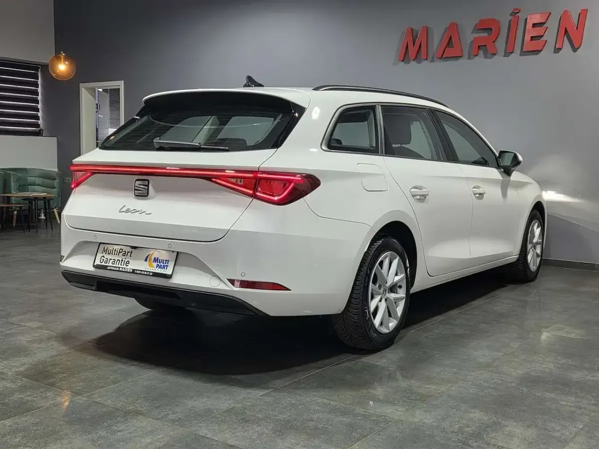 Używany Seat Leon 150 KM (110 kW) 2023 Biały Kombi