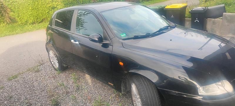 Schwarz Gebraucht 2003 Alfa Romeo 147 Kleinwagen | 250 € - Bild 1/4