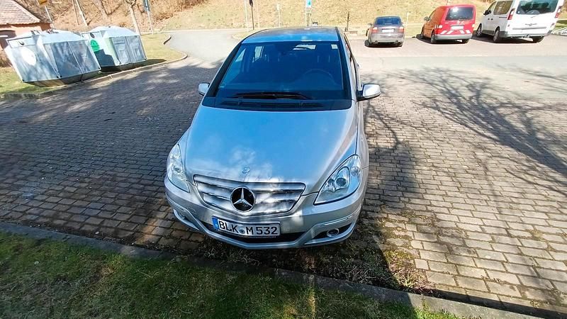 Gebraucht Mercedes B200 125 PS (91 kW) 2009 Silber Van / Kleinbus