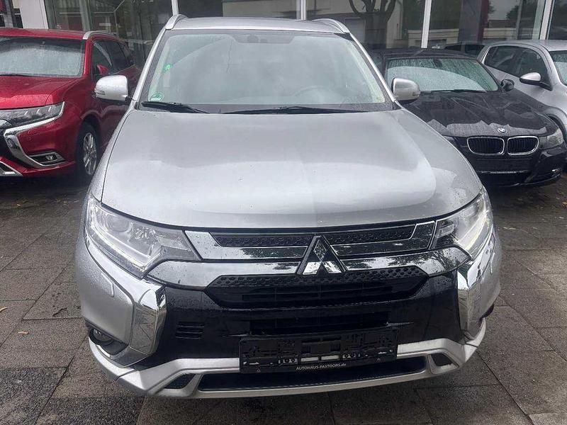 Silber Gebraucht 2020 Mitsubishi Outlander P-HEV Basis SUV | 22.990 € (Fairer Preis) - Bild 1/4