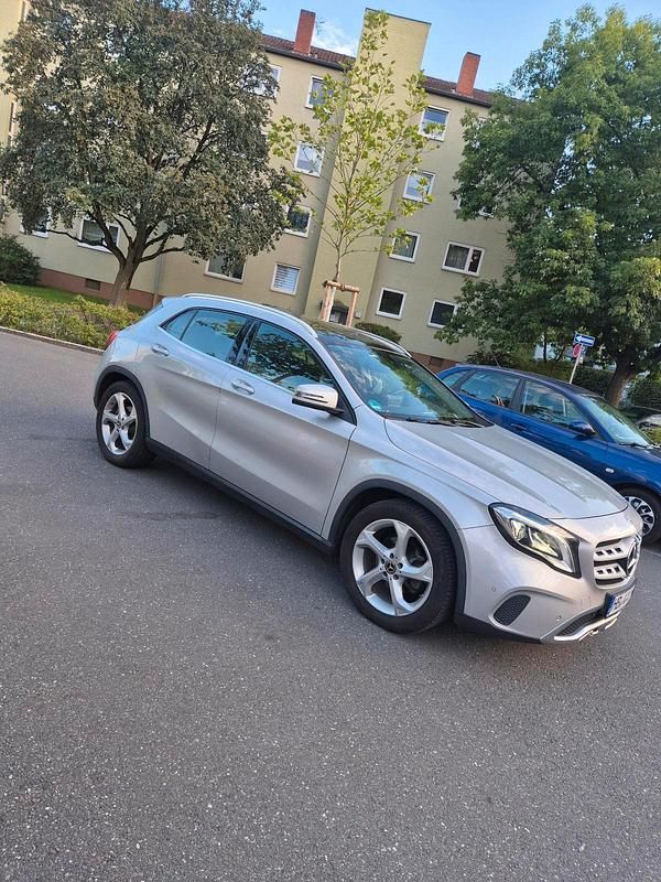 Grau Gebraucht 2017 Mercedes GLA220 SUV | 16.000 € (Guter Preis) - Bild 1/4