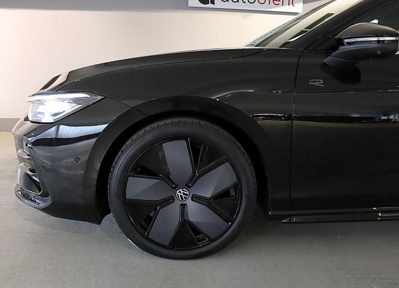 Gebraucht VW Passat R-line 150 PS (110 kW) 2025 Schwarz Kombi
