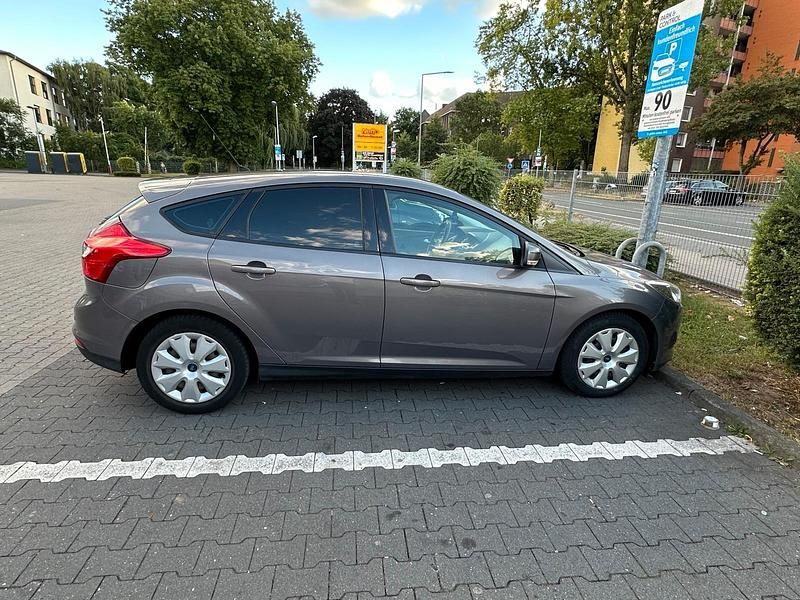 Braun Gebraucht 2014 Ford Focus Kleinwagen | 9.200 € (Etwas zu teuer) - Bild 1/4