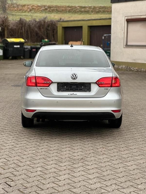 Gebraucht VW Jetta 122 PS (89 kW) 2014 Grau Limousine