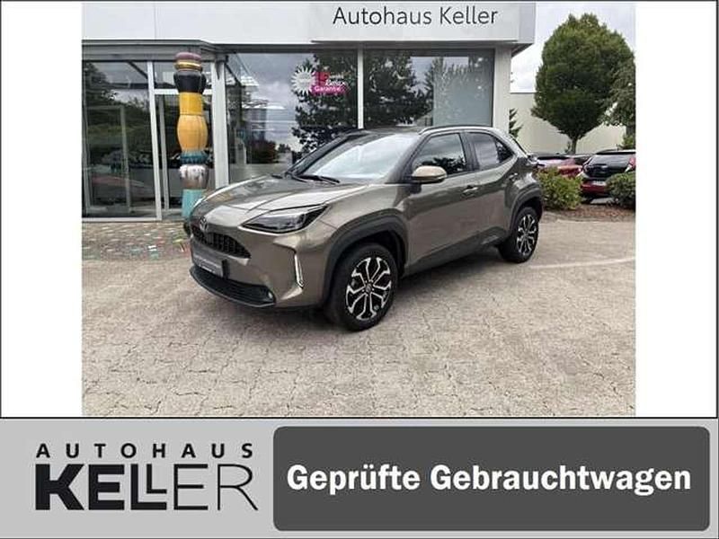 Manganbronze metallic Gebraucht 2024 Toyota Yaris Cross Team SUV | 25.960 € (Fairer Preis) - Bild 1/4