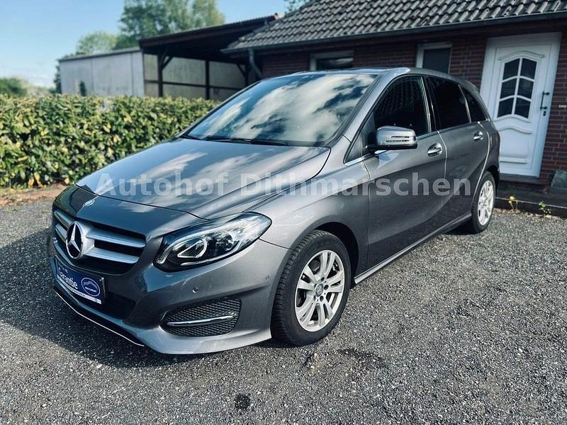 Grau Gebraucht 2016 Mercedes B200 Van / Kleinbus | 14.499 € (Guter Preis) - Bild 1/4