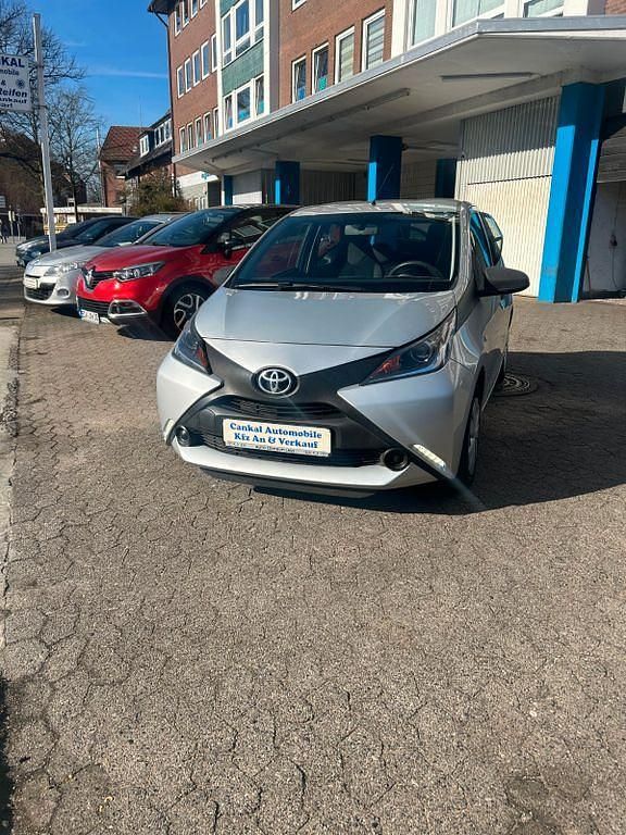 Gebraucht Toyota Aygo 69 PS (50 kW) 2016 Silber Kleinwagen