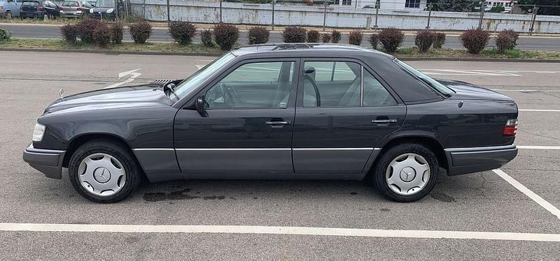 Schwarz Gebraucht 1994 Mercedes 220 Limousine | 14.500 € - Bild 1/4