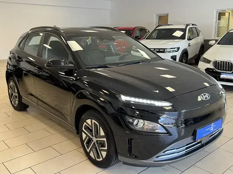 Gebraucht Hyundai Kona Select 100 kW (136 PS) 2023 Schwarz SUV