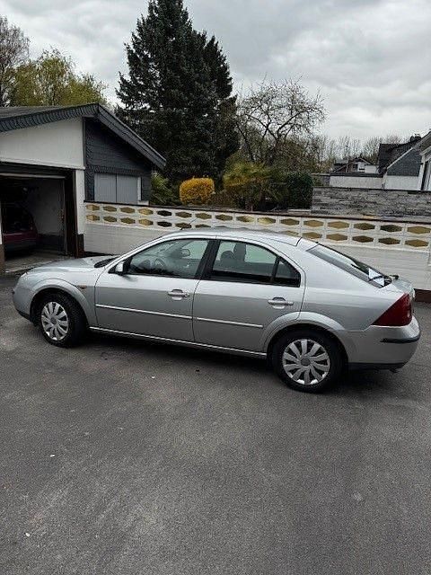 Gebraucht Ford Mondeo Trend 125 PS (91 kW) 2002 Silber Limousine