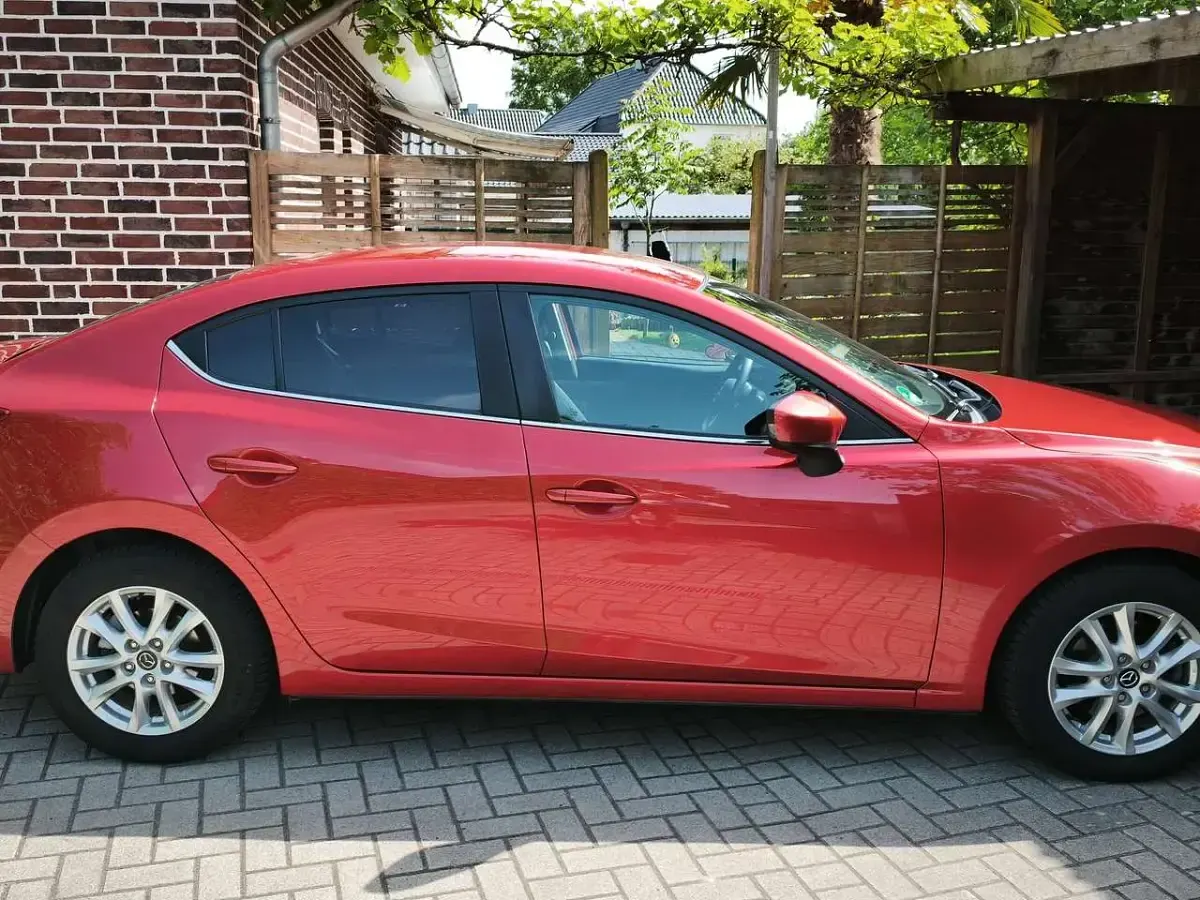 Gebraucht Mazda 3 Center-Line 120 PS (88 kW) 2015 Rot Limousine