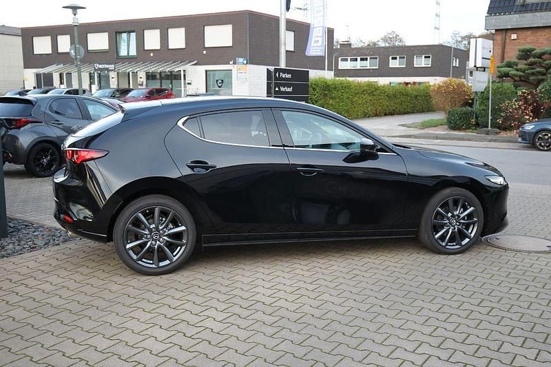 Neu Mazda 3 Nagisa 140 PS (102 kW) 2025 Schwarz (jet black metallic) Limousine