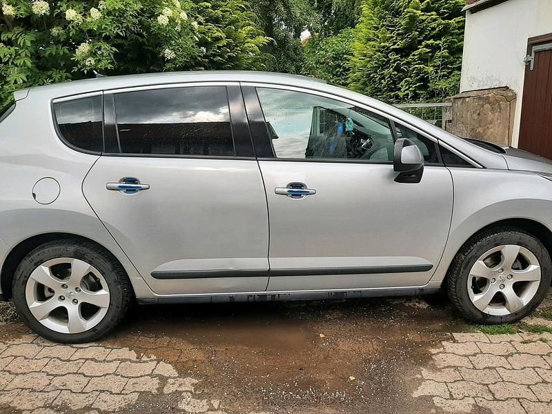 Grau Gebraucht 2011 Peugeot 3008 Limousine | 4.000 € (Fairer Preis) - Bild 1/4