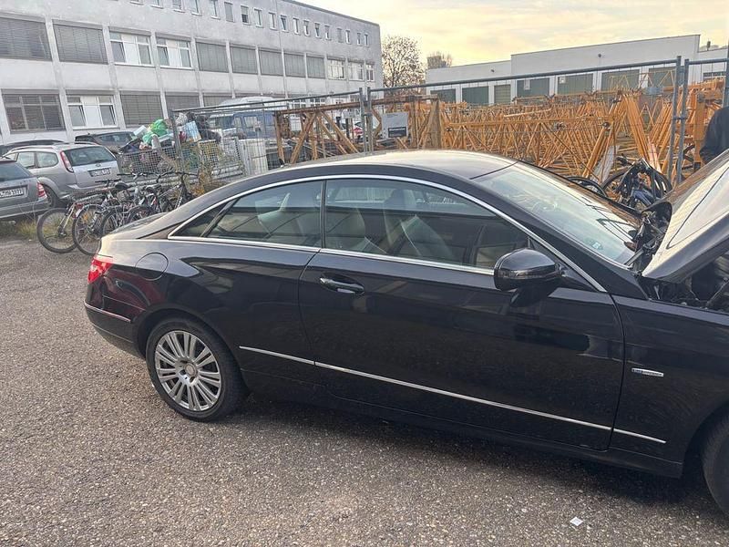 Gebraucht Mercedes E250 204 PS (150 kW) 2009 Schwarz Coupé