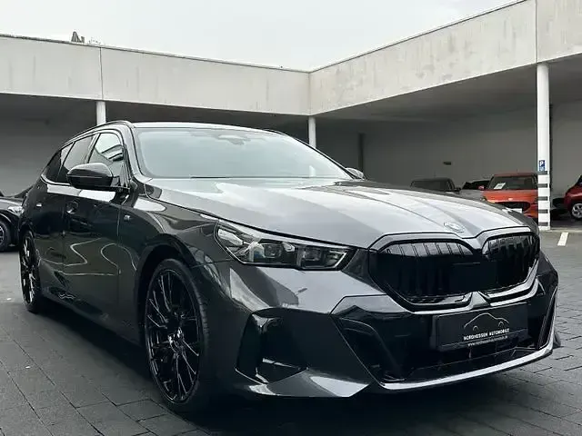 Gebraucht BMW 520 M Sport 197 PS (144 kW) 2025 Grau Kombi
