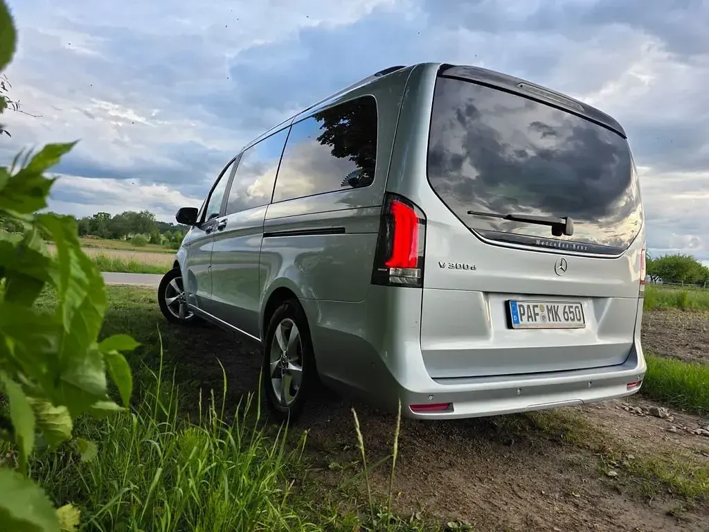 Gebraucht Mercedes V300 237 PS (174 kW) 2024 Silber Van / Kleinbus