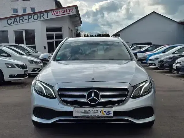 Używany Mercedes E220 194 KM (142 kW) 2017 Srebrny Sedan/Limuzyna