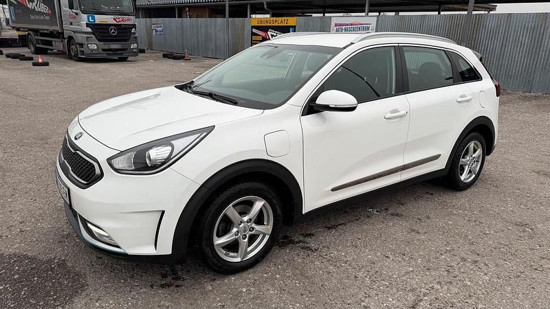 Gebraucht Kia Niro Silver 141 PS (103 kW) 2017 Weiß SUV