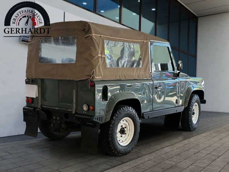 Gebraucht Land Rover Defender 122 PS (89 kW) 2011 Grün SUV