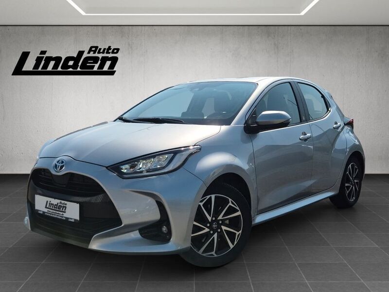 Silber Gebraucht 2022 Toyota Yaris Hybrid Team Limousine | 17.970 € (Fairer Preis) - Bild 1/4