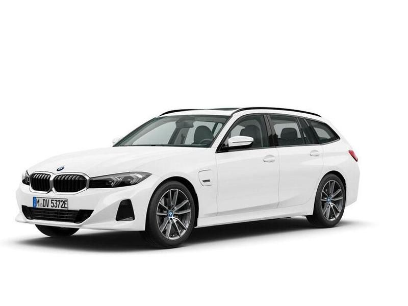 Gebraucht BMW 330e Shadowline 292 PS (214 kW) 2022 Alpinweiss iii (weiß) Kombi