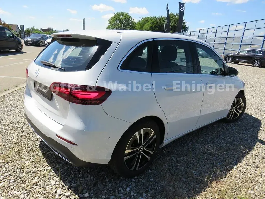 Gebraucht Mercedes B200 Advanced 150 PS (110 kW) 2023 Weiß Kleinwagen