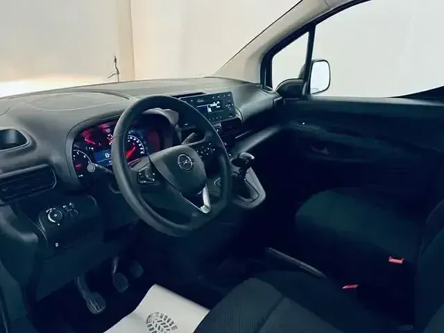 Używany Opel Combo Selection 102 KM (75 kW) 2022 Biały Minivan