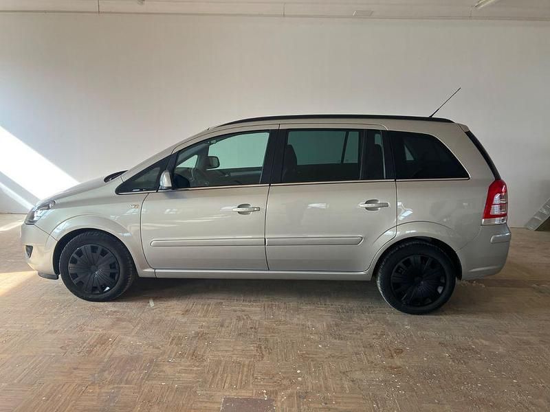 Gebraucht Opel Zafira Edition 140 PS (102 kW) 2011 Silber Van / Kleinbus