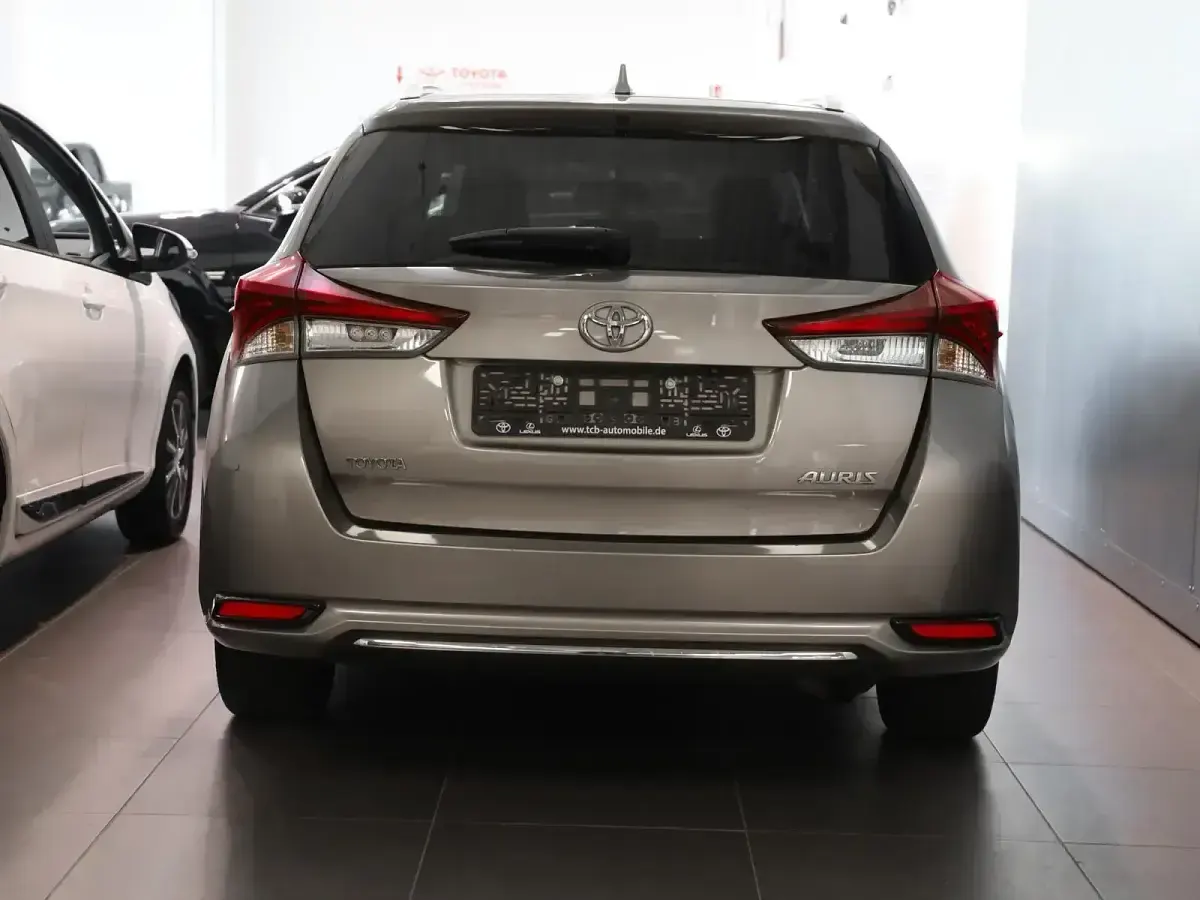 Gebraucht Toyota Auris Basis 116 PS (85 kW) 2015 Avantgarde bronze metallic Kombi