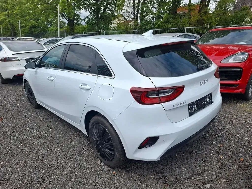 Neu Kia Ceed 140 PS (102 kW) 2025 Weiß Kleinwagen