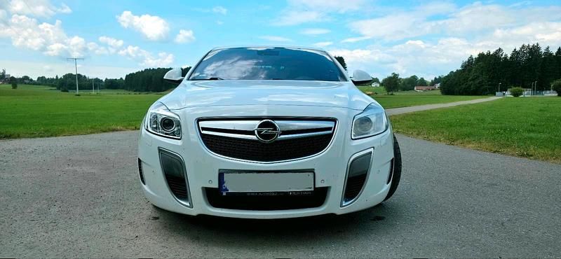 Weiß Gebraucht 2013 Opel Insignia OPC Limousine | 10.995 € (Fairer Preis) - Bild 1/4