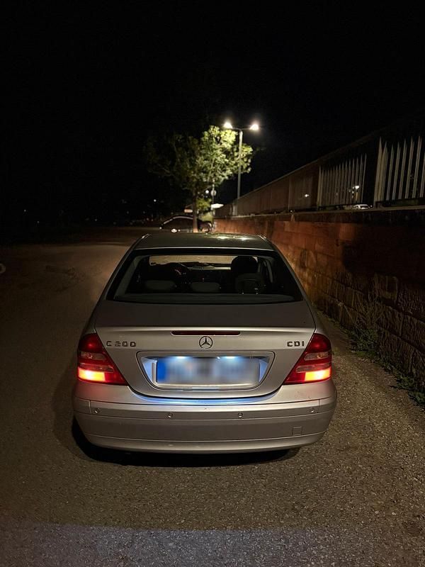 Silber Gebraucht 2003 Mercedes C200 Limousine | 950 € (Superpreis) - Bild 1/4