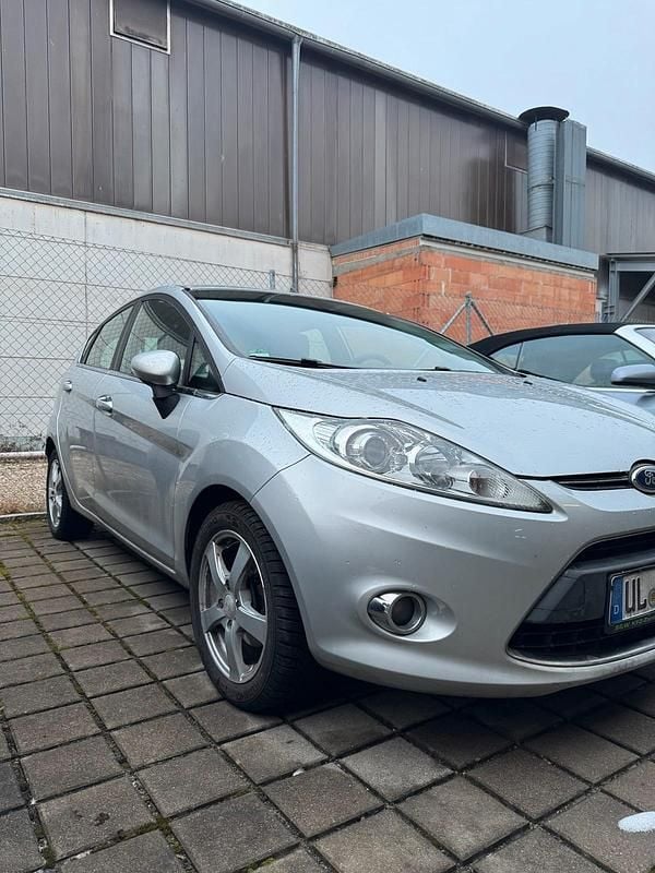 Silber Gebraucht 2012 Ford Fiesta Titanium Kleinwagen | 2.550 € (Superpreis) - Bild 1/4