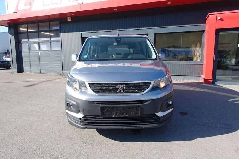 Grau Gebraucht 2021 Peugeot Rifter Active Van / Kleinbus | 11.988 € (Guter Preis) - Bild 1/4