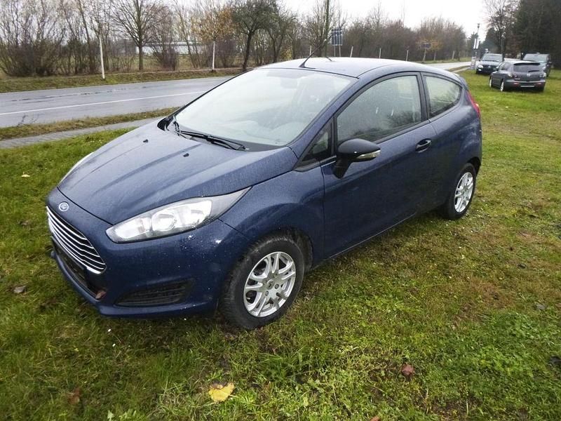 Gebraucht Ford Fiesta Ambiente 60 PS (44 kW) 2015 Blau Kleinwagen