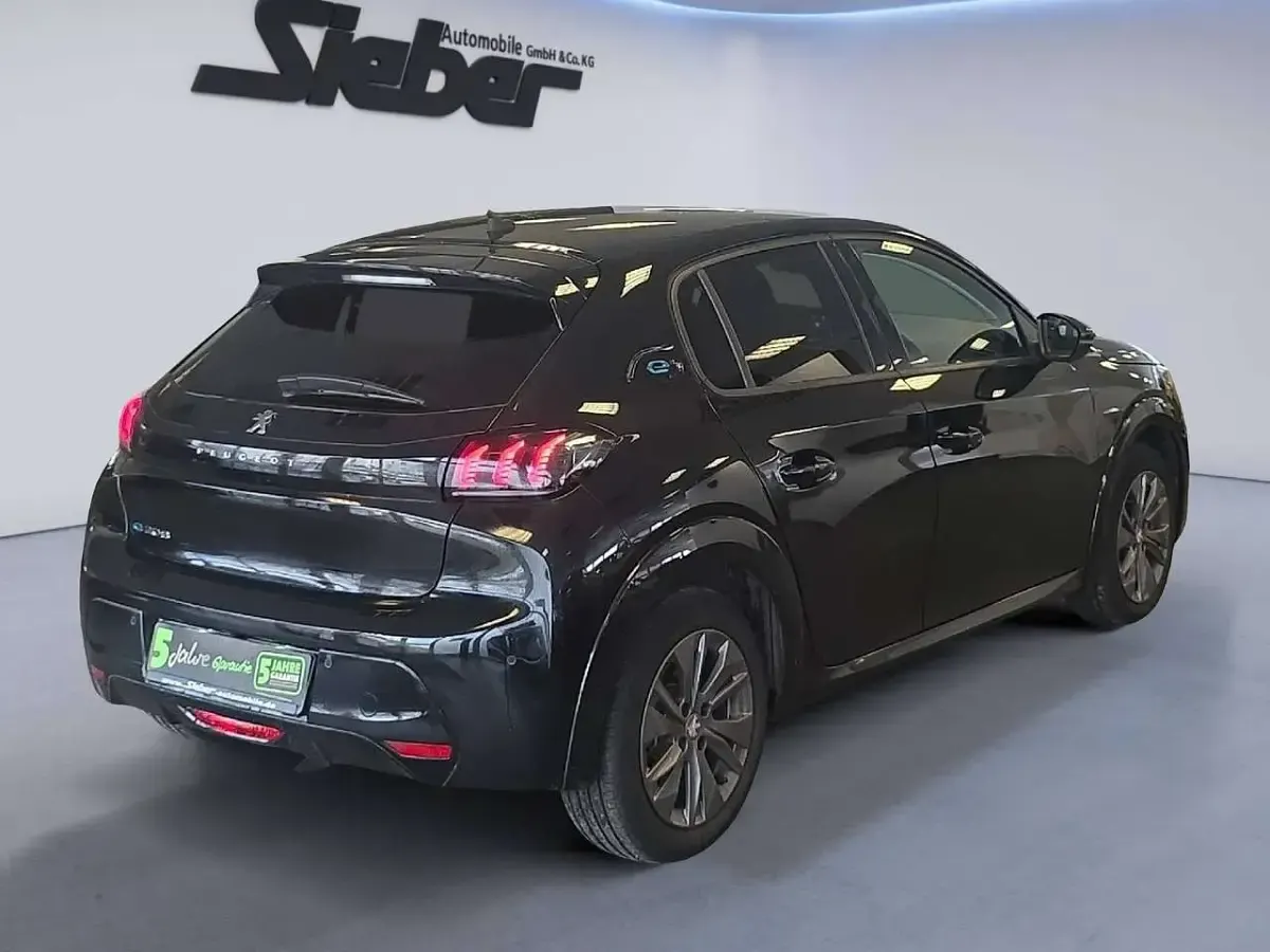Gebraucht Peugeot e-208 Allure 100 kW (136 PS) 2023 Schwarz perla nera Kleinwagen