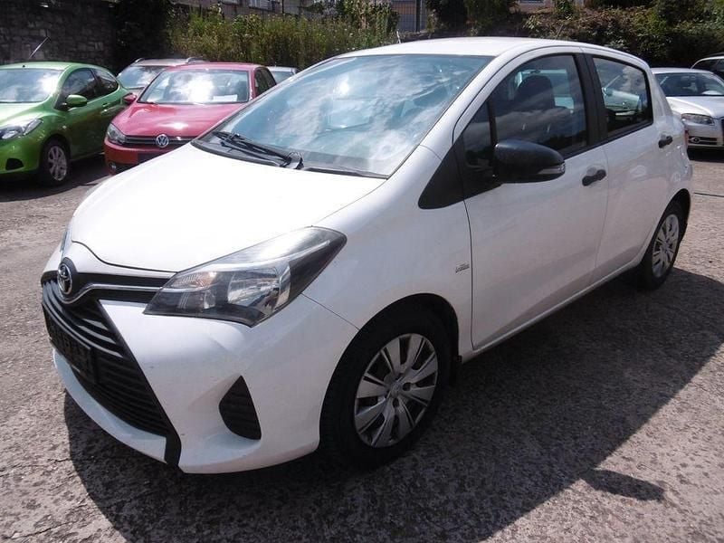 Weiß Gebraucht 2015 Toyota Yaris Cool Limousine | 7.500 € (Fairer Preis) - Bild 1/4