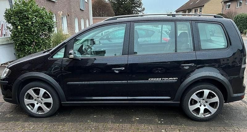 Schwarz Gebraucht 2008 VW Touran Cross Van / Kleinbus | 3.898 € (Guter Preis) - Bild 1/4