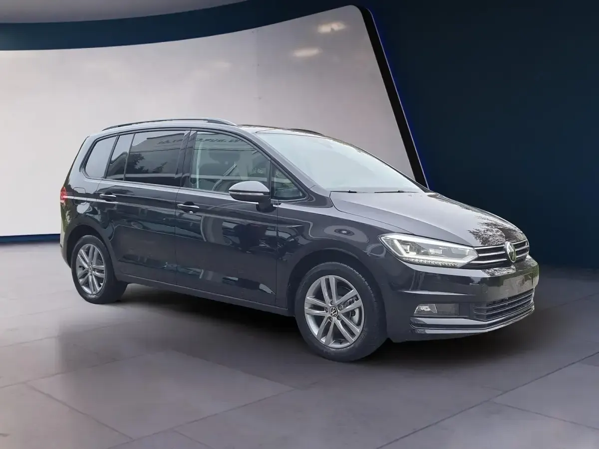 Neu VW Touran Comfortline 150 PS (110 kW) 2026 Grenadillschwarz metallic Van / Kleinbus