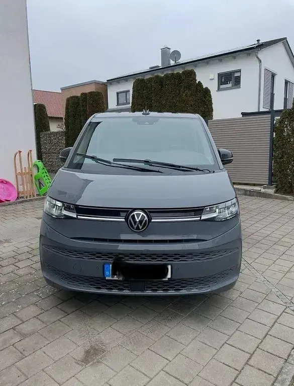 Gebraucht VW Multivan Life 150 PS (110 kW) 2024 Grau Van / Kleinbus