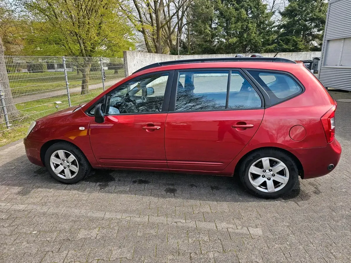 Gebraucht Kia Carens 144 PS (105 kW) 2009 Rot Van / Kleinbus