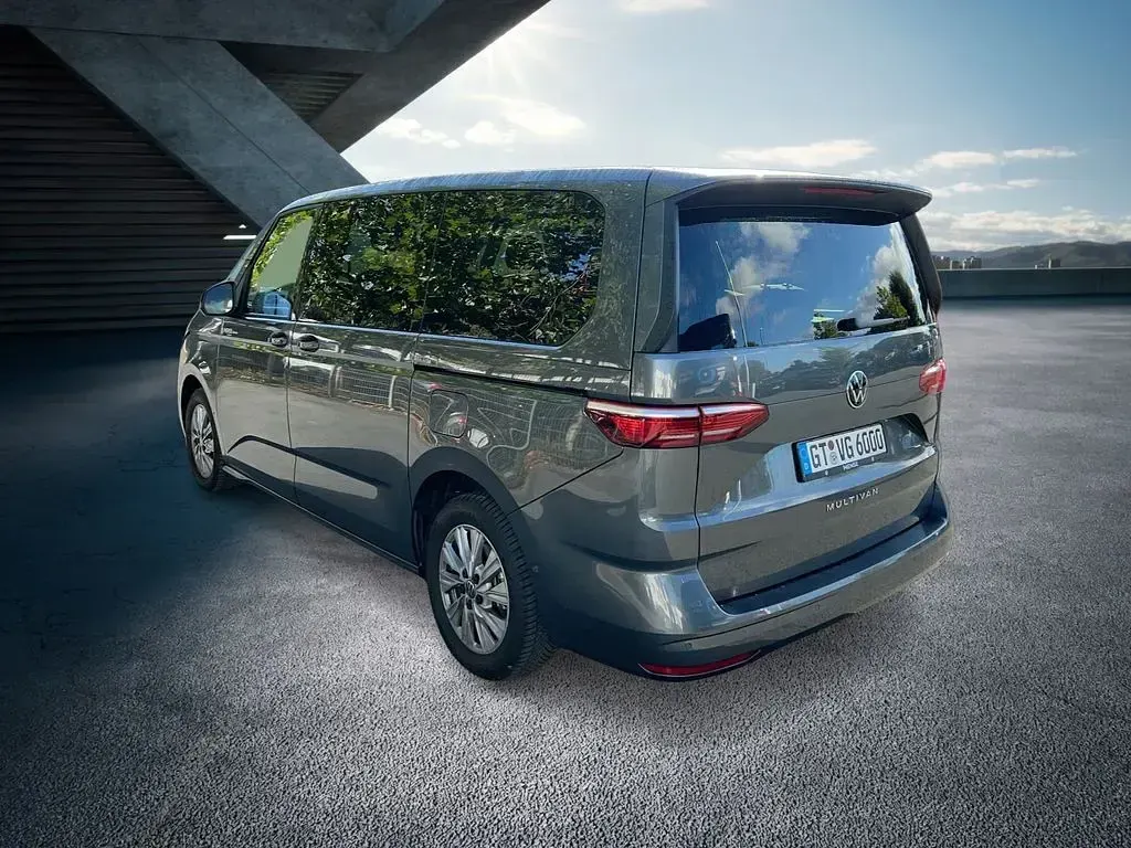 Käytetty VW Multivan Life 150 HP (110 kW) 2025 Harmaa Tila-auto