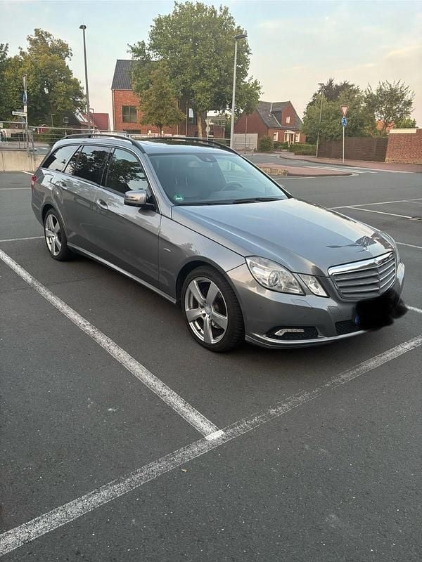 Grau Gebraucht 2010 Mercedes E350 Kombi | 9.700 € (Fairer Preis) - Bild 1/4