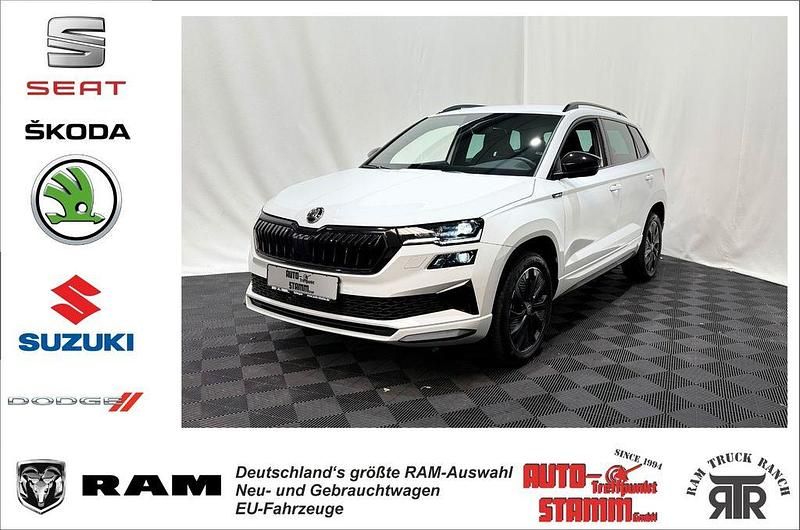 Bila moon/moon white Neu 2025 Skoda Karoq SportLine SUV | 34.999 € (Fairer Preis) - Bild 1/4