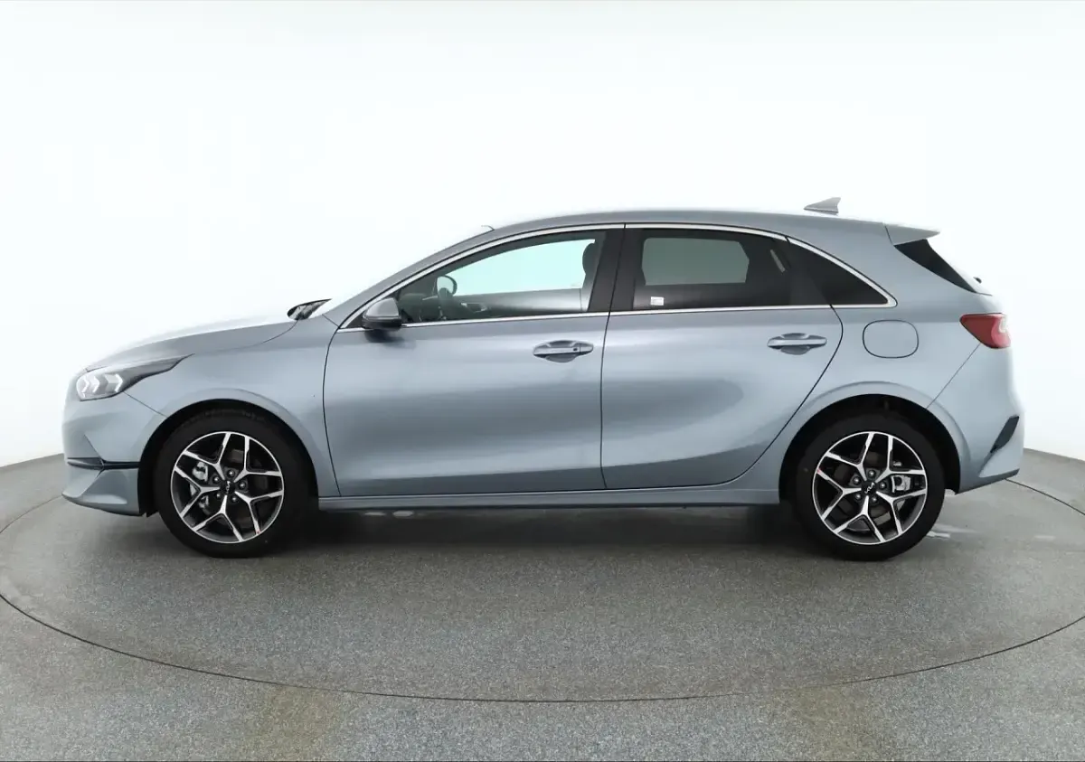 Neu Kia Ceed 140 PS (102 kW) 2025 Silber Kleinwagen